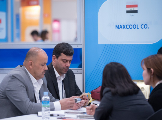 코트라가 16일부터 이틀동안 인천 송도컨벤시아에서 '국제 수송기계부품 수출상담회(GTT 2019)'를 개최했다. 국내 최대 규모 자동차부품 전문 수출상담회인 이번 행사는 수출상담회, 스타트업 투자상담회, 콘퍼런스 등으로 구성됐다. 지난해 열린 GTT 2018 수출상담회에서 이라크 바이어가 샘플을 살펴보며 상담하고 있다. <코트라 제공>